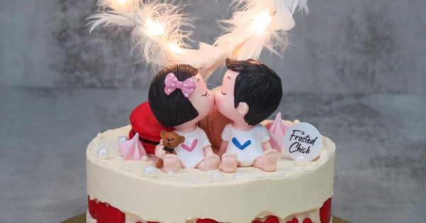 Romantic Couple With Roses Anniversary Cake | craft-ivf.com