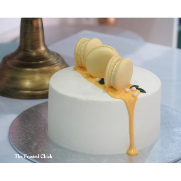 Minimalist Drip with Macarons (Fresh Cream Cake)
