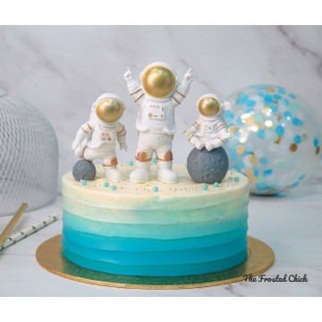 Ombre Blue Cake + Astronaut toy set (Expedited, SELF ASSEMBLE series)
